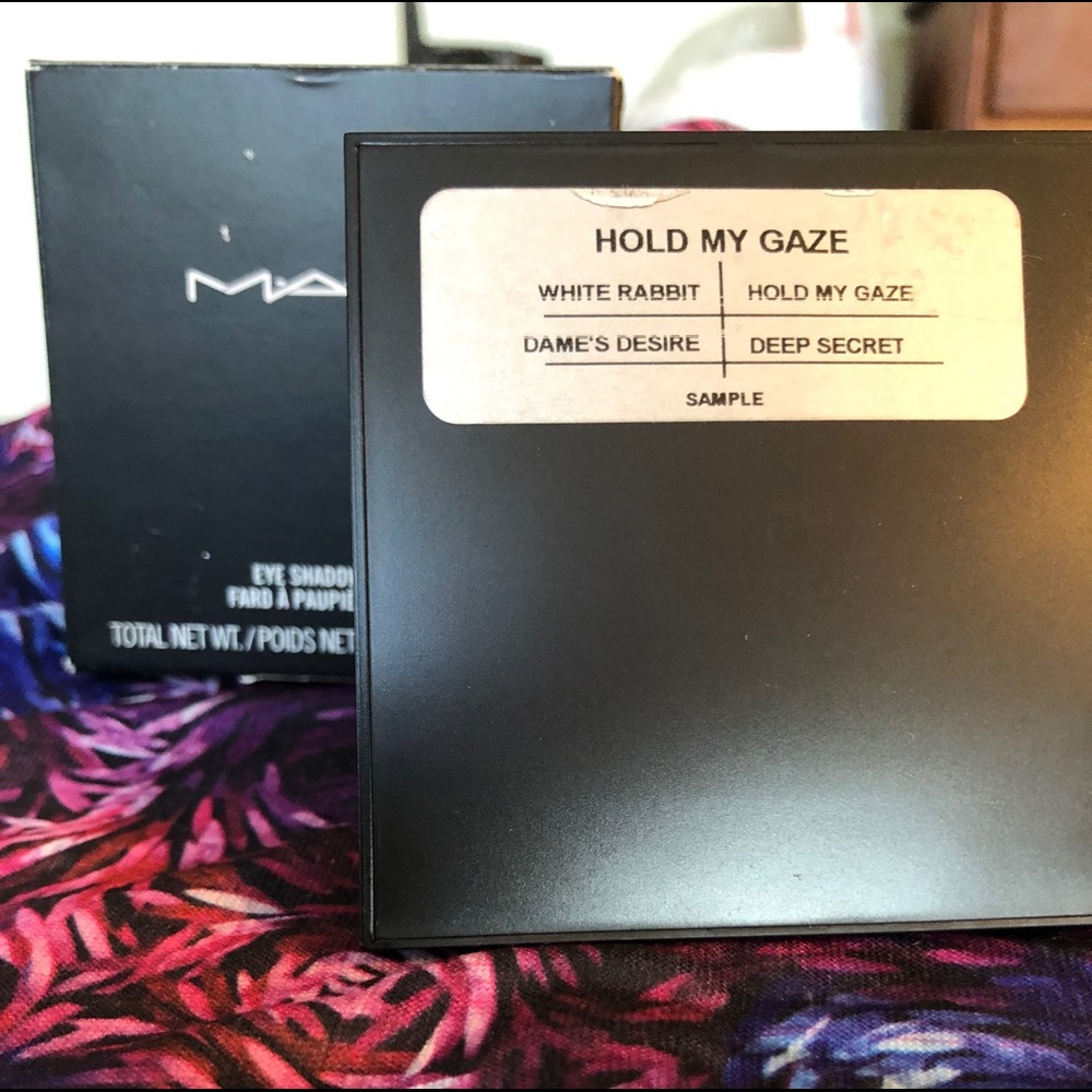MAC Hold my Gaze palette - Picture 3 of 3